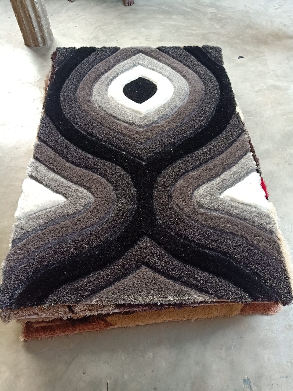 Hand-tufted shaggy carpet for Bahrain interiors