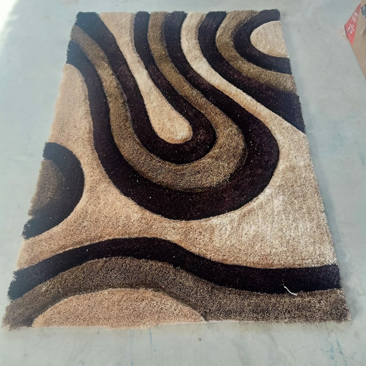 Hand-tufted shaggy carpet for Bahrain interiors