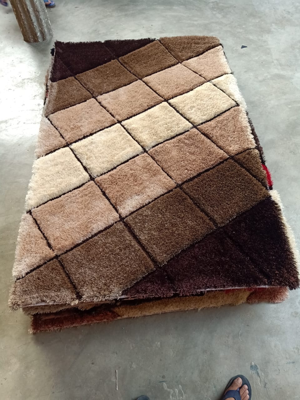 Hand-tufted shaggy carpet for Bahrain interiors